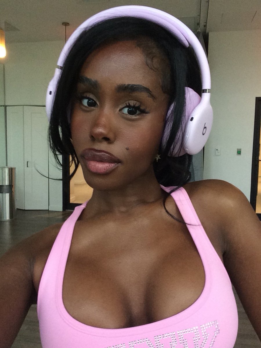 rennnbabyyxx's tweet photo. Building my dream body https://t.co/8cCBJ3duvz