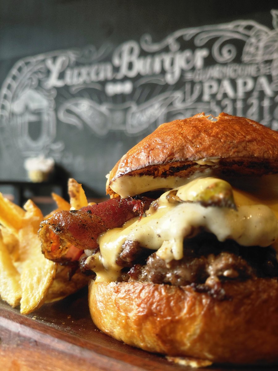 luxenburgerbar's tweet photo. Nueva Luxen del mes!! Ya está Oktoberpretz!! Hicimos nuestro propio pan de pretzel y la burger viene con queso danbo, bacon, espárragos salteados al wok y salsa alioli picante.
Es una belleza. Por lo que queda de Septiembre y todo Octubre.
Solo falta si la pedís doble o simple. https://t.co/ZGIsORHTnr