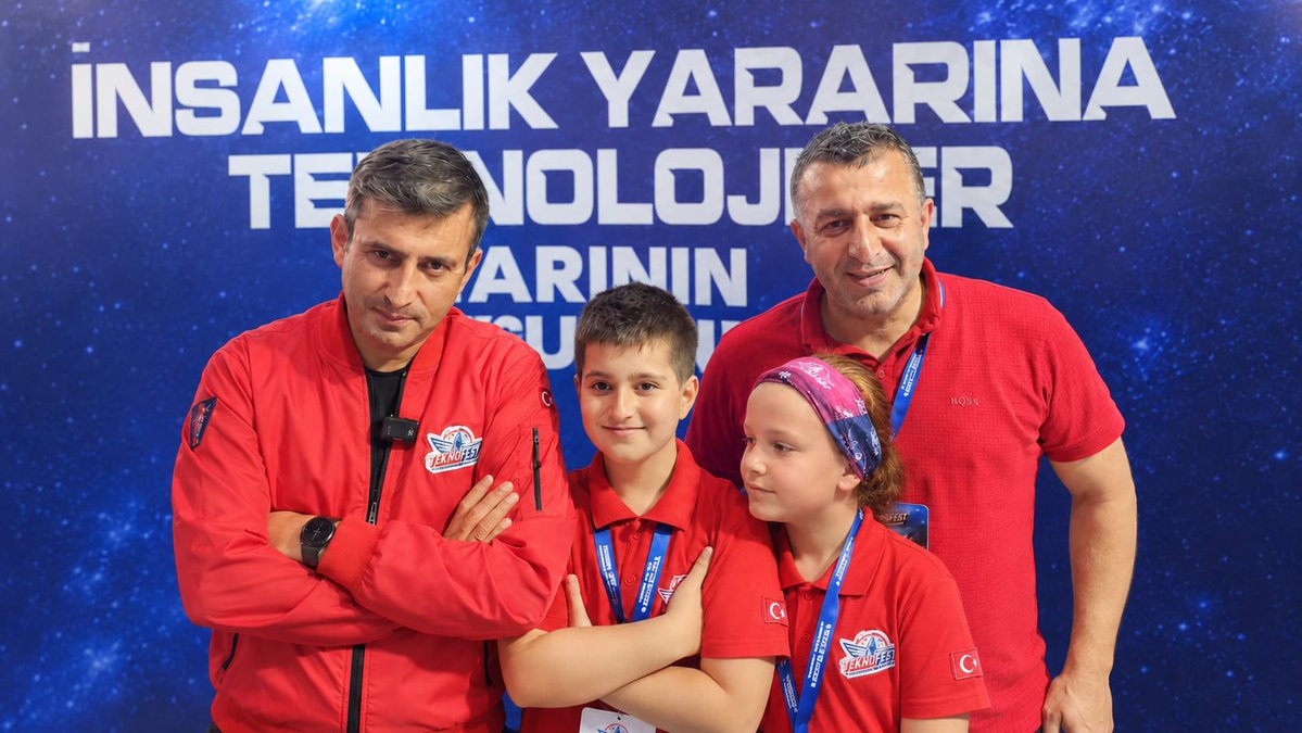 SakaryaValiligi's tweet photo. 🏆 TEKNOFEST’TE SAKARYA’DAN ÇİFTE BAŞARI! 🇹🇷🚀

TEKNOFEST kapsamında Diyarbakır’da gerçekleştirilen İnsanlık Yararına Teknolojiler Yarışmasında Sakarya’dan iki büyük başarı geldi!

🥇 TÜRKİYE 1.’Sİ
Sakarya İlkokulu – Minik Kaşifler Takımı
👩‍🔬 Melis İktimur
👩‍🔬 Elif Arya Balcı

🌱 Doğa, Çevre ve Sürdürülebilirlik Alanı
👩‍🏫 Danışman Öğretmen: Tülay Dağlı

🥈 TÜRKİYE 2.’Sİ
Eser İlkokulu – Uzay Kaşifleri Takımı
👨‍🚀 Yaman Polat
👩‍🚀 Melek Duha Yolcu

🚀 Astronomi, Uzay ve Havacılık Alanı
👨‍🏫 Danışman Öğretmen: Ayhan Yağız

Bilim ve teknoloji yolculuğuna daha ilkokul sıralarında başlayan öğrencilerimizin elde ettiği bu gurur verici başarılar, Sakarya’nın geleceğin bilim insanlarına ve teknoloji üreticilerine ev sahipliği yaptığını bir kez daha gösterdi.

🇹🇷 Türkiye 1.’liği ve Türkiye 2.’liği elde ederek bizleri gururlandıran öğrencilerimizi; onları yetiştiren ailelerini, danışman öğretmenlerimizi, okul yöneticilerimizi ve emeği geçen herkesi gönülden tebrik ediyoruz. 👏

Geleceğin teknolojisi, Sakarya’nın gençleriyle yükseliyor! 🇹🇷🚀