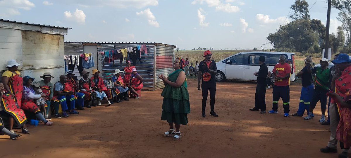 EFFGautengProv's tweet photo. 🚨In Pictures🚨

Fighter Karabo Monyane, Incoming Mayor of the in Midvaal addressed a community meeting in Ward 12 where she affirmed the EFF principles to give people land and proper housing, and ensuring sustainable water and electricity supply. https://t.co/UcSz8Va51z