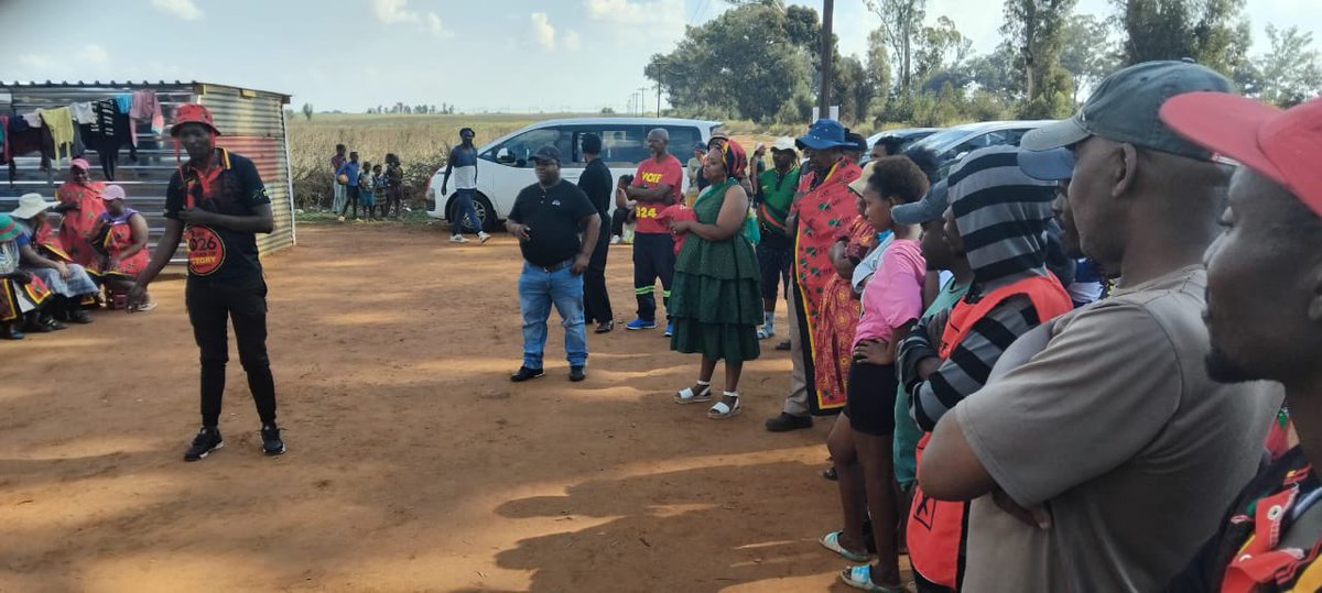 EFFGautengProv's tweet photo. 🚨In Pictures🚨

Fighter Karabo Monyane, Incoming Mayor of the in Midvaal addressed a community meeting in Ward 12 where she affirmed the EFF principles to give people land and proper housing, and ensuring sustainable water and electricity supply. https://t.co/UcSz8Va51z
