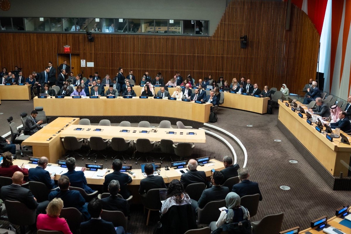 jmalbares's tweet photo. La política exterior de España asume su responsabilidad política y moral en estos tiempos.

Defendemos la paz y el derecho internacional en Oriente Medio, que solo llegará mediante la aplicación de la solución de dos Estados.

En reunión #AGNU81 de Alianza Global por dos Estados. https://t.co/kHFCGHrcdz