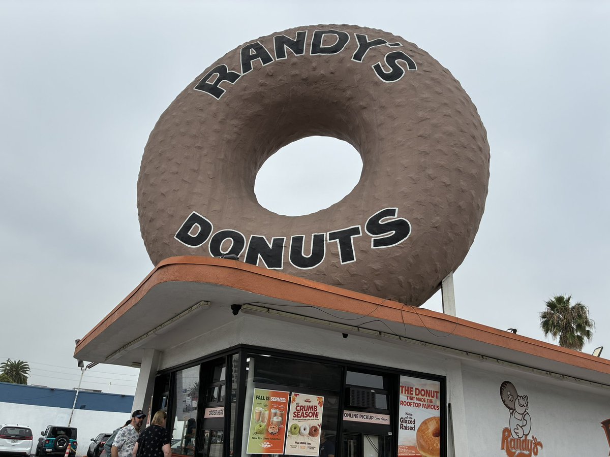 mesomeso_9245's tweet photo. 飛行機3時間の遅延が確定したからランディーズドーナツの本店来た🍩
ここにトニーが座ってたなんて😭😭 https://t.co/mg2dJjKB6L
