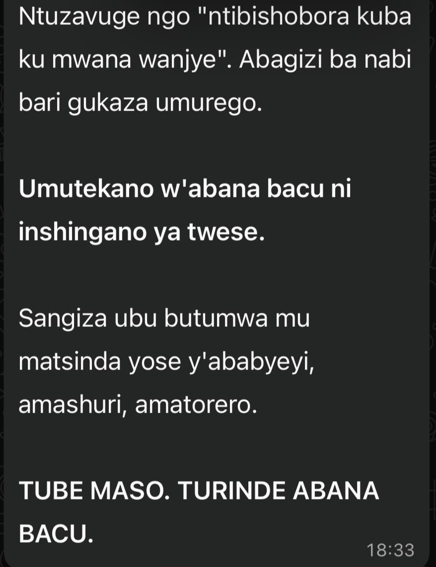 Rwandapolice's tweet photo. Muraho,

Turamenyesha abantu ko aya amakuru arimo gukwirakwizwa mu matsinda ya WhatsApp atari ukuri.

Turasaba abayakwirakwiza kubihagarika. 

Tuributsa kandi ko, hakurikijwe Ingingo ya 39 y’Itegeko ryerekeye gukumira no guhana ibyaha bikoreshejwe ikoranabuhanga, gukwirakwiza amakuru y’ibihuha bigize icyaha gihanwa n’amategeko.

Turabasaba kugira amakenga no kugenzura amakuru mbere yo kuyasangiza abandi.

Murakoze