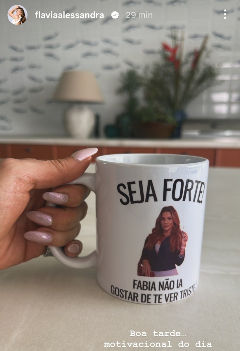 FlaviaAplace's tweet photo. O meu motivacional do dia sendo 

Seja forte 
A Flávia Alessandra não gostaria de te ver triste https://t.co/iszZlELP4e