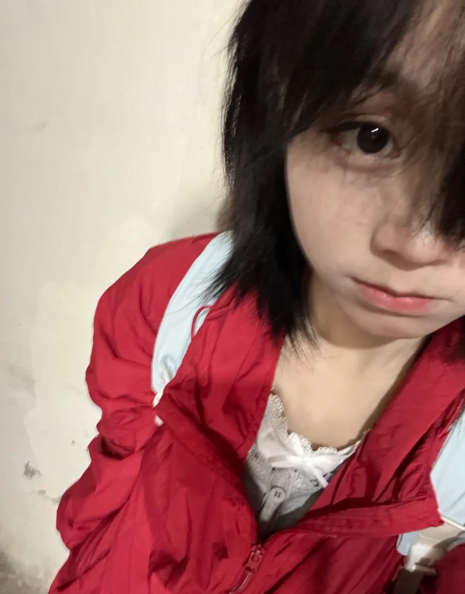 4wznl's tweet photo. 左眼看不清 
所以我習慣用右眼記住這個世界 
#失明少女 #宅女 #自拍 https://t.co/ZFFsO1Az0g