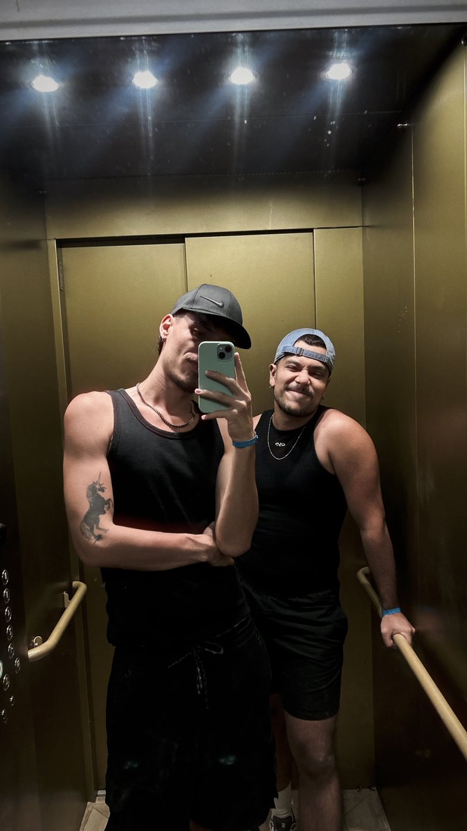 nuewtx's tweet photo. diez años a tu lado no se celebran todos los días @redwtx 😍😍😍🥰❤️ https://t.co/3SzK0Tx7XI