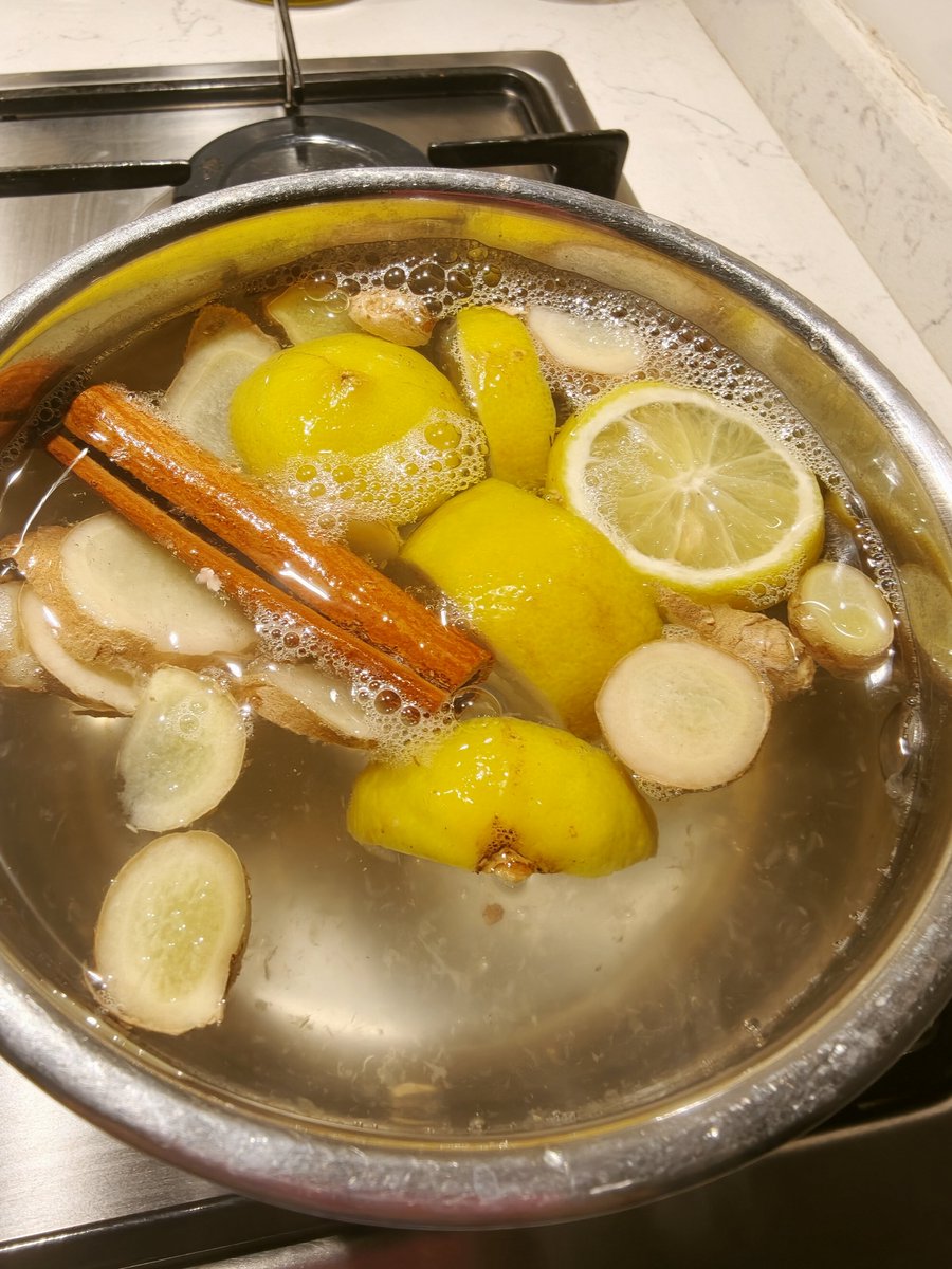 someoneintc's tweet photo. Başladık mı zencefil-limonlar, kış çayları? Bakmayın bunlara; klima açmasak da vantilatörler hala kapanmadı Akdeniz kıyılarında. https://t.co/qPKaFSckSn