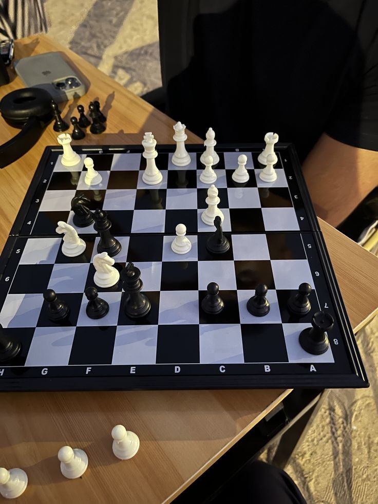 MirzaHaliliv's tweet photo. Pauza nakon posla. ♟️☕
Kraj radnog dana ne znači da mozak prestaje raditi strategije. Šah je najbolji način za odmor i resetovanje nakon dugog dana u marketingu! 🧠💡
#BreakTime #ChessMatch #MarketingMindset #AfterWork #Strategy #Reset #Bosnia #Balkan https://t.co/PpdYSWz1qB