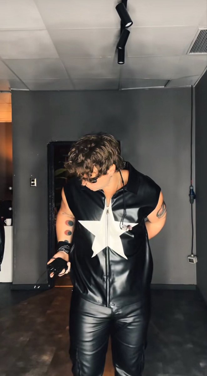 lollapawinnah's tweet photo. please never touch your hair ashton irwin do you hear me https://t.co/6GhGJ6GNtO
