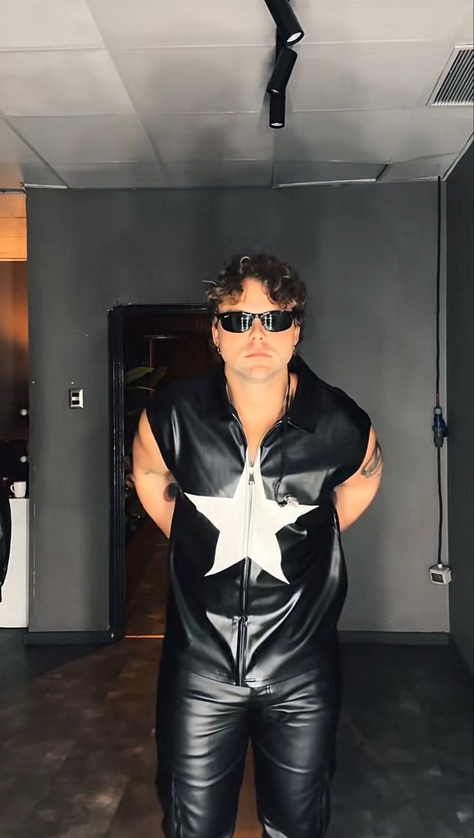lollapawinnah's tweet photo. please never touch your hair ashton irwin do you hear me https://t.co/6GhGJ6GNtO