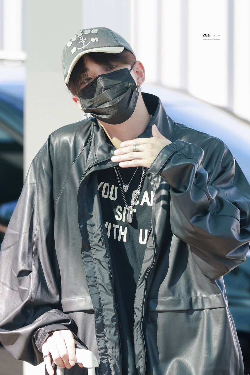 MINillusion's tweet photo. Hyunjin ya llegó a México 🥹 estamos respirando el mismo aire rancio una vez más 😭❤️‍🔥 https://t.co/3SMay3bpCh