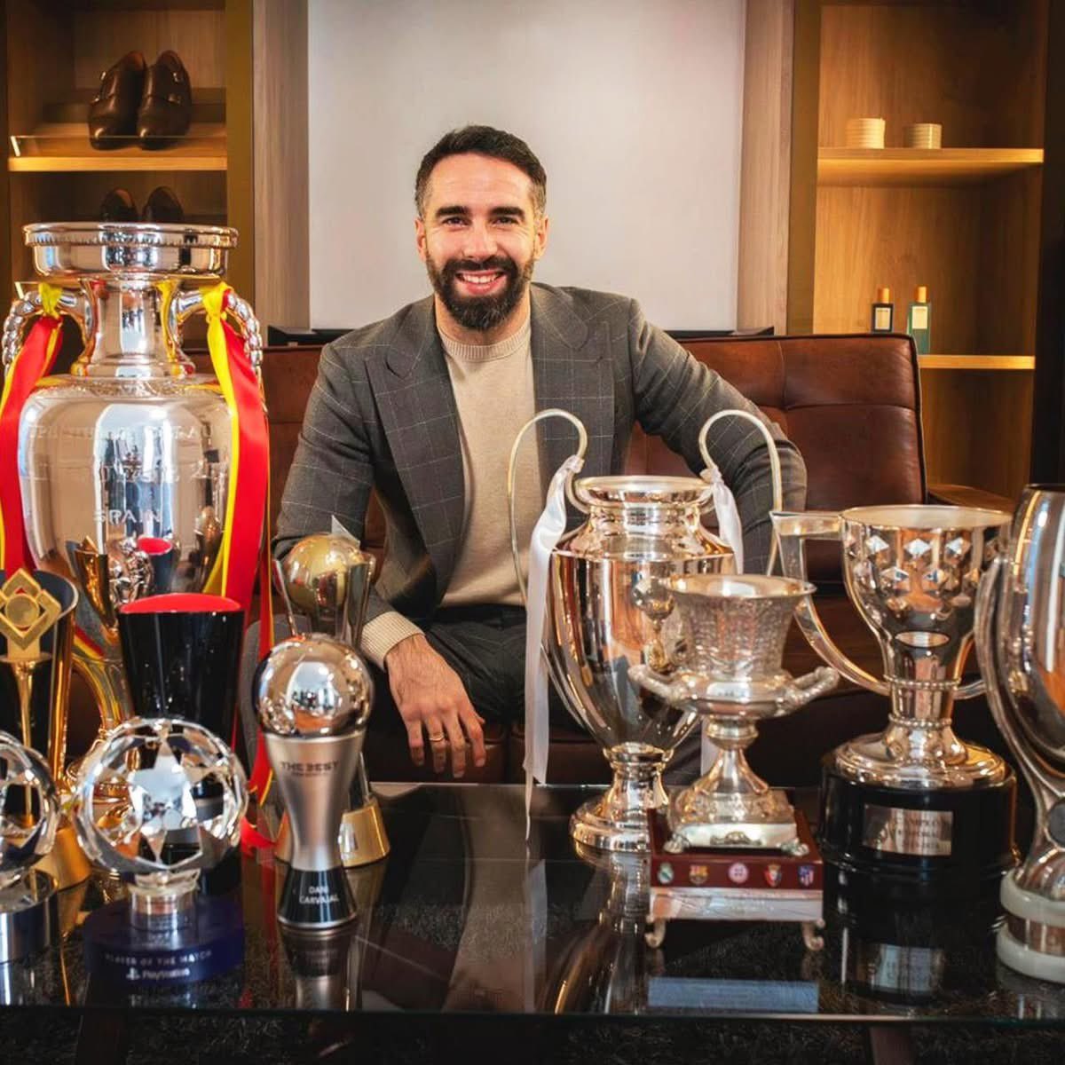 fedevalv_'s tweet photo. In 2024 when  Carvajal won almost every trophy and was arguably the best fullback in the world, it wasn’t about trophies then😂😂😂 https://t.co/CRKB25gaey