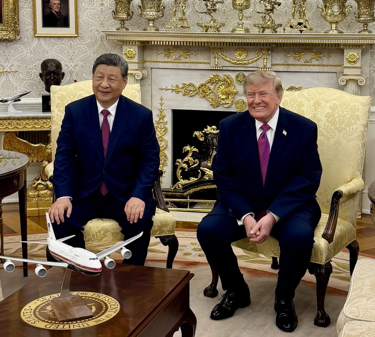 BRICSinfo's tweet photo. JUST IN: 🇨🇳🇺🇸 Chinese President Xi Jinping in the Oval Office with President Trump. https://t.co/P64dC26DD2