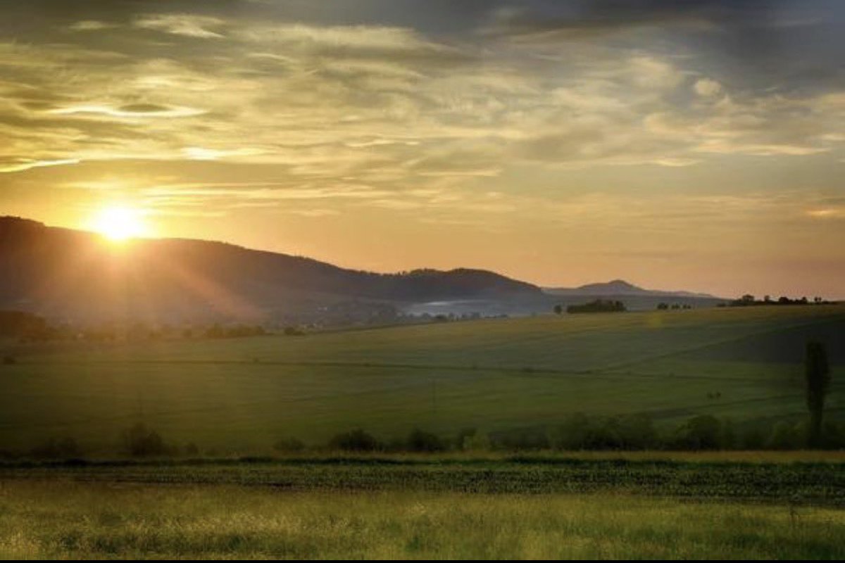 sofia150062's tweet photo. Uneori, liniștea spune mai mult decât o mie de cuvinte.”

Seara e pentru liniște. 🌅

#Moldova #Citate #Seara https://t.co/8bdL4UMOEi