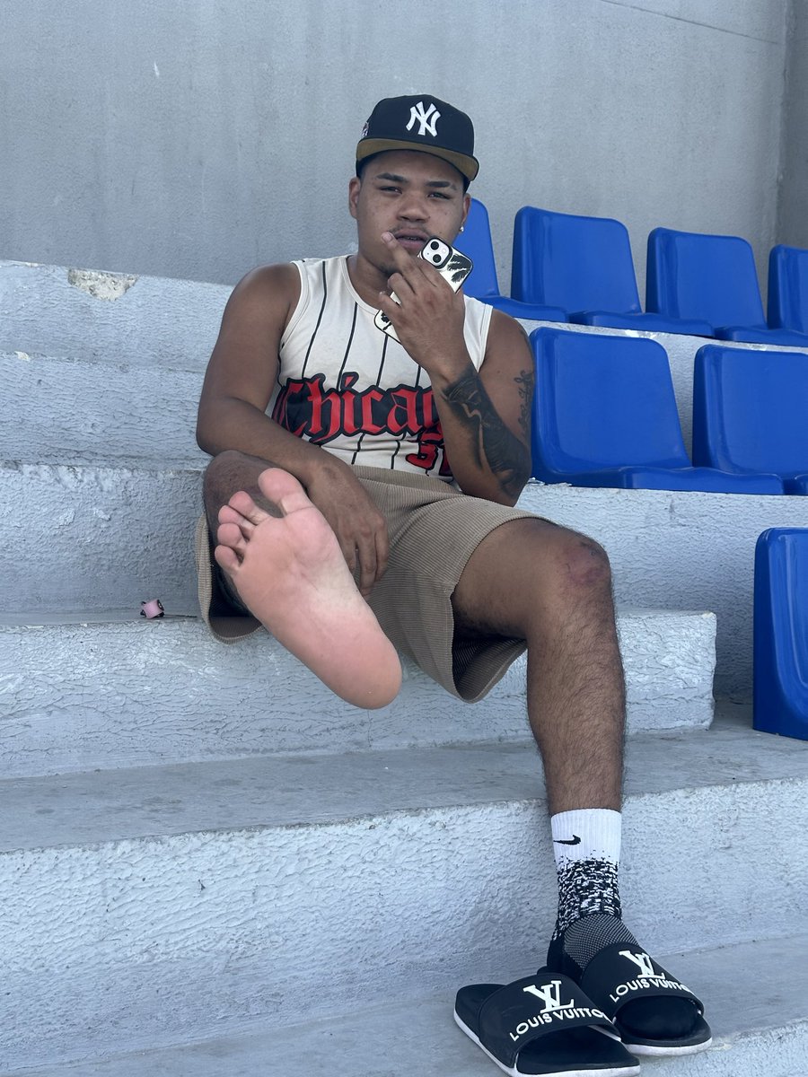 ALPHABLACK_88's tweet photo. Long live the bitches who send money to alpha Domi

Dm and start you too 🫵🏽

Findom 

@rt_feet @slave_here @promocion_pies 

#cashmaster #feet #findom #paypig #slavemoney https://t.co/8iEwg7pNnp