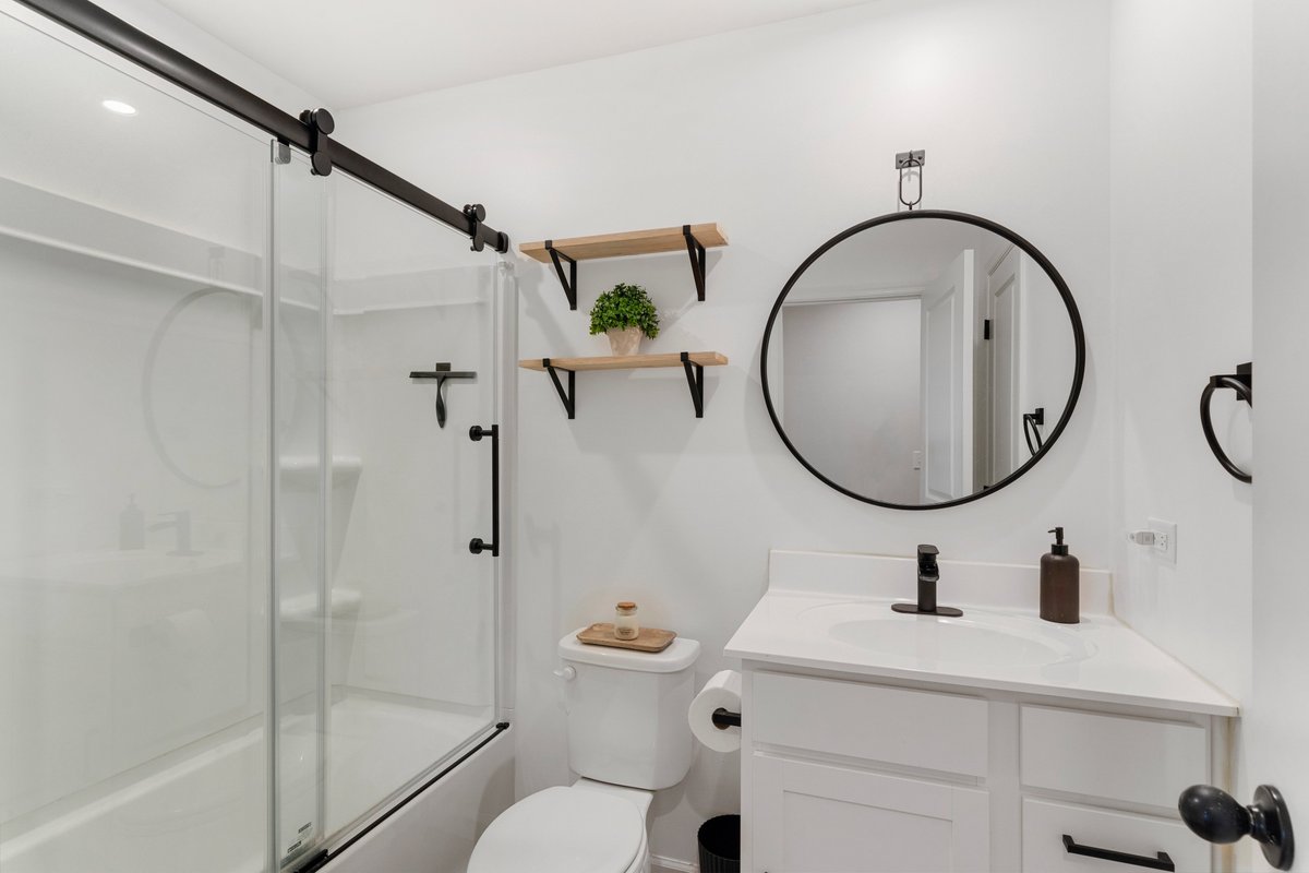 JonJaneway's tweet photo. Soap bottle. Candle. One plant. A squeegee.

That's everything on display in this bathroom, and it's plenty. https://t.co/1DV4AEANg8