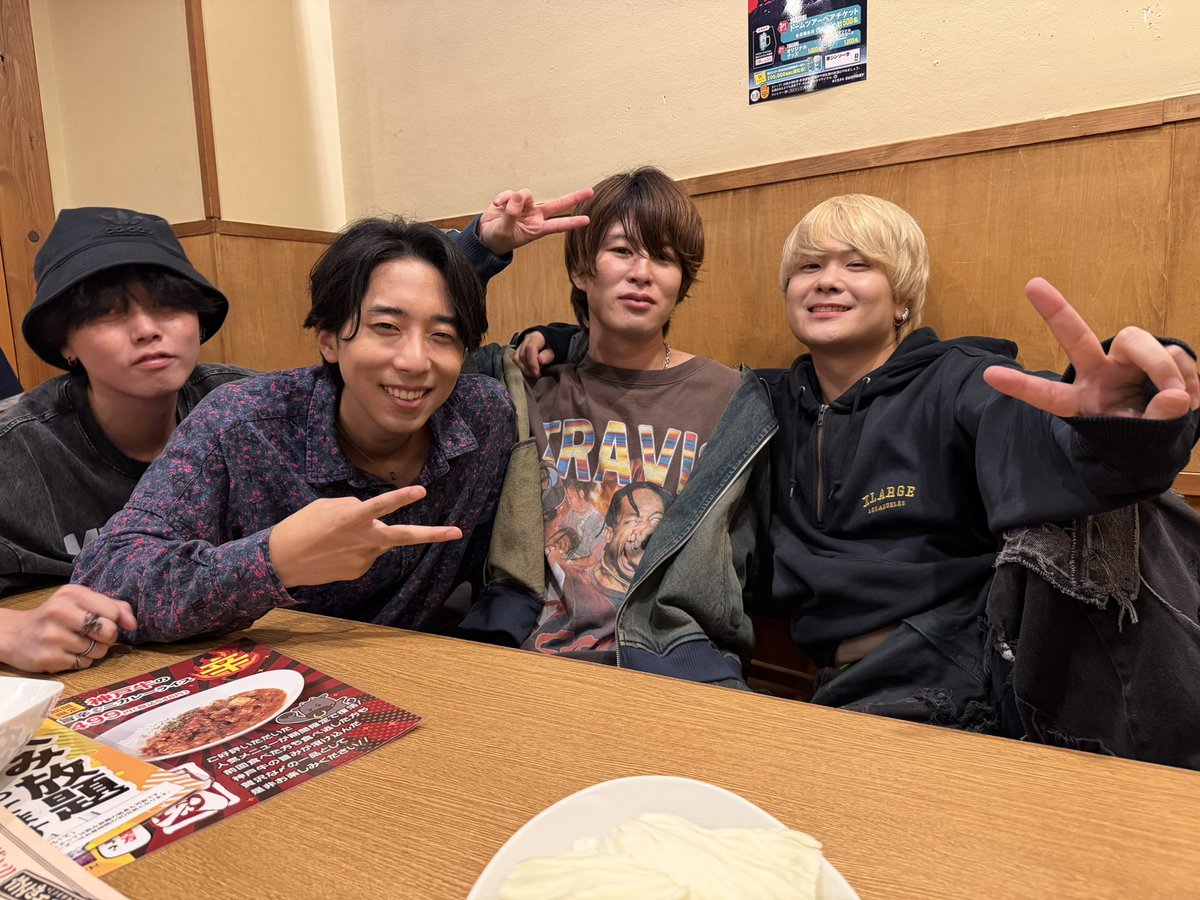 tamiyan1978's tweet photo. オレの居場所を調べ上げて
こんな時間に会いに来て
直談判してくるバンドマン

コワイ...。

この時間に飲んでるオレもコワイけど、。 https://t.co/mfW60MDt3E