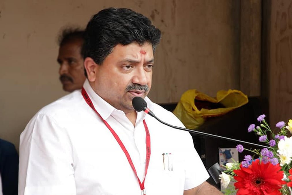 jjparty10's tweet photo. பகுத்தறிவு பகலவன் திரு PTR.பழனிவேல் தியாகராஜன் அவர்கள் என் தந்தை பண்ணையார் என்றும் தமிழக சட்டதுறை அமைச்சர் திரு.CTR.நிர்மல் குமார் அவர்களின் தந்தை யார் என்று கேள்வி எழுப்புகிறது..

PTR.பழனிவேல் தியாகராஜன் 
அவர்கள் பகுத்தறிவளார  ?

அரசியல் பேசுவோம்....

@ptrmadurai @Dr_Ezhilan @iparanthamen