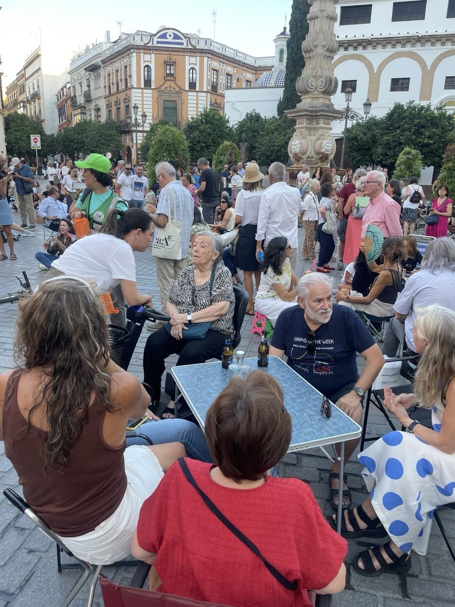 AdelanteAnd_SEV's tweet photo. Esta tarde en la Plaza Virgen de los Reyes no hay títulos nobiliarios, pero hay sevillanos ☺️ https://t.co/CMctzGHKVt