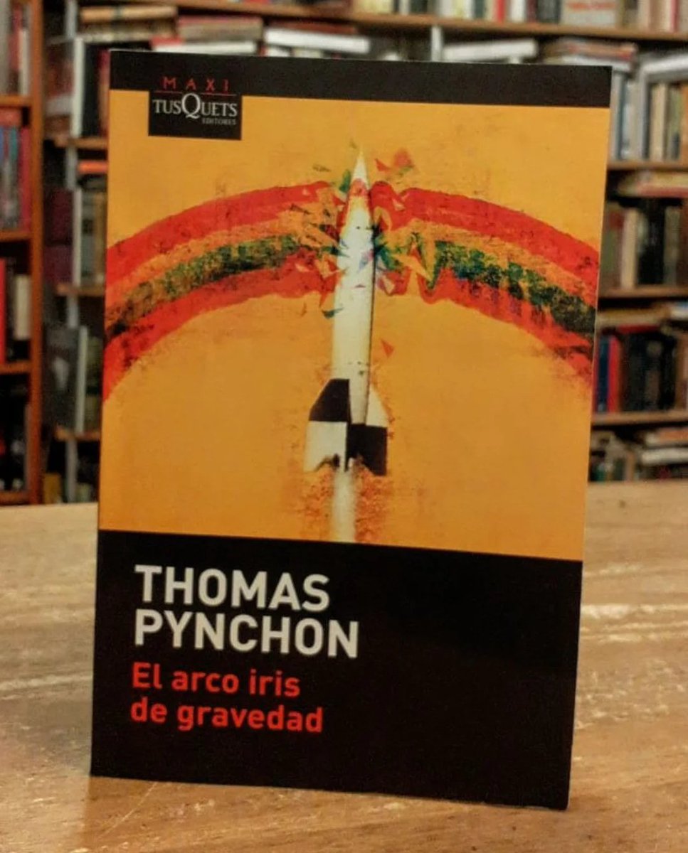 Bibliomaniatico's tweet photo. «No olvidemos que el verdadero negocio de la guerra es comprar y vender. Los asesinatos y la violencia se autorregulan y pueden confiarse a personas sin experiencia».

El arco iris de gravedad, de Thomas Pynchon. https://t.co/rHBpQ9Jvlv