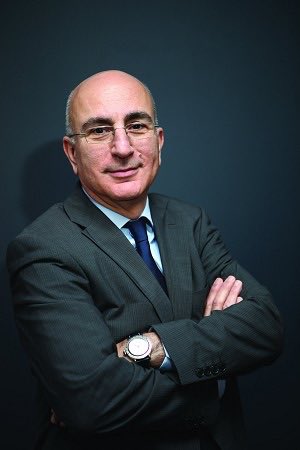 daily_ekonomi's tweet photo. Mahfi Eğilmez:

“Türkiye’de Big Mac’in fiyatı 325 TL. Piyasa kuru 47,50 TL olduğunda, bu fiyat yaklaşık 6,84 dolara denk geliyor.”

“Dünyadaki ortalama Big Mac fiyatı ise yaklaşık 5 dolar. Yani Türkiye’deki Big Mac, dolar bazında dünya ortalamasından yaklaşık yüzde 37 daha pahalı.”

“Dolayısıyla Big Mac Endeksi’ne göre, Türk lirasının satın alma gücünü esas alan dolar kuru yaklaşık 65 TL seviyesinde.”