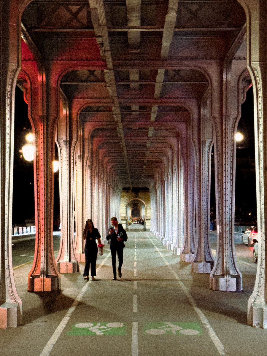 faresrsf's tweet photo. Surtout la nuit, la lumière dans cette ville c’est juste dingue https://t.co/I8baV4Z1vl
