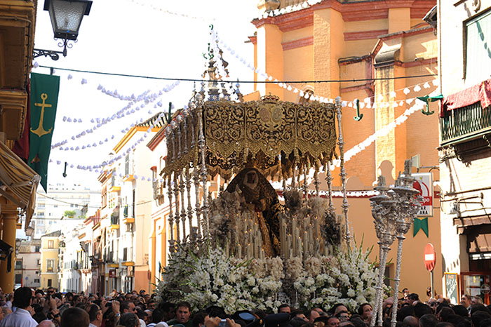 BMSantaAna's tweet photo. 🔙 En 2009, nos poníamos tras la @EspDeTriana para celebrar el 25º Aniversario de su Coronación Pontificia. 

Hoy, 17 años después, en #SuenaSantaAna soñamos con poder crear nuevos recuerdos junto al barrio de #Triana, al que nos sentimos tan apegados 💚 https://t.co/hP15BBVcRh