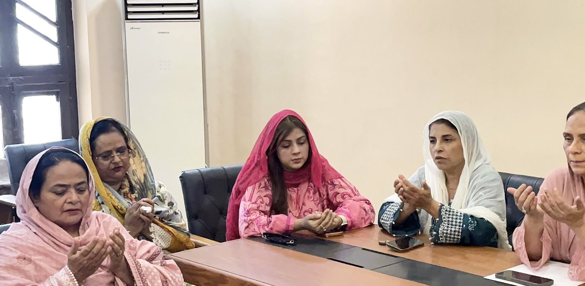TehsinAbidi's tweet photo. PPP Women Wing Karachi Division meeting,chaired by MNA  @ShahidaRehmani,reaffirmed our commitment to organisational strength n Sindh’s unity n identity. Women are a powerful voice—Sindh will not be divided.
The meeting also celebrated Chairman @BBhuttoZardari’ s birthday. https://t.co/DD9xG3bn9j