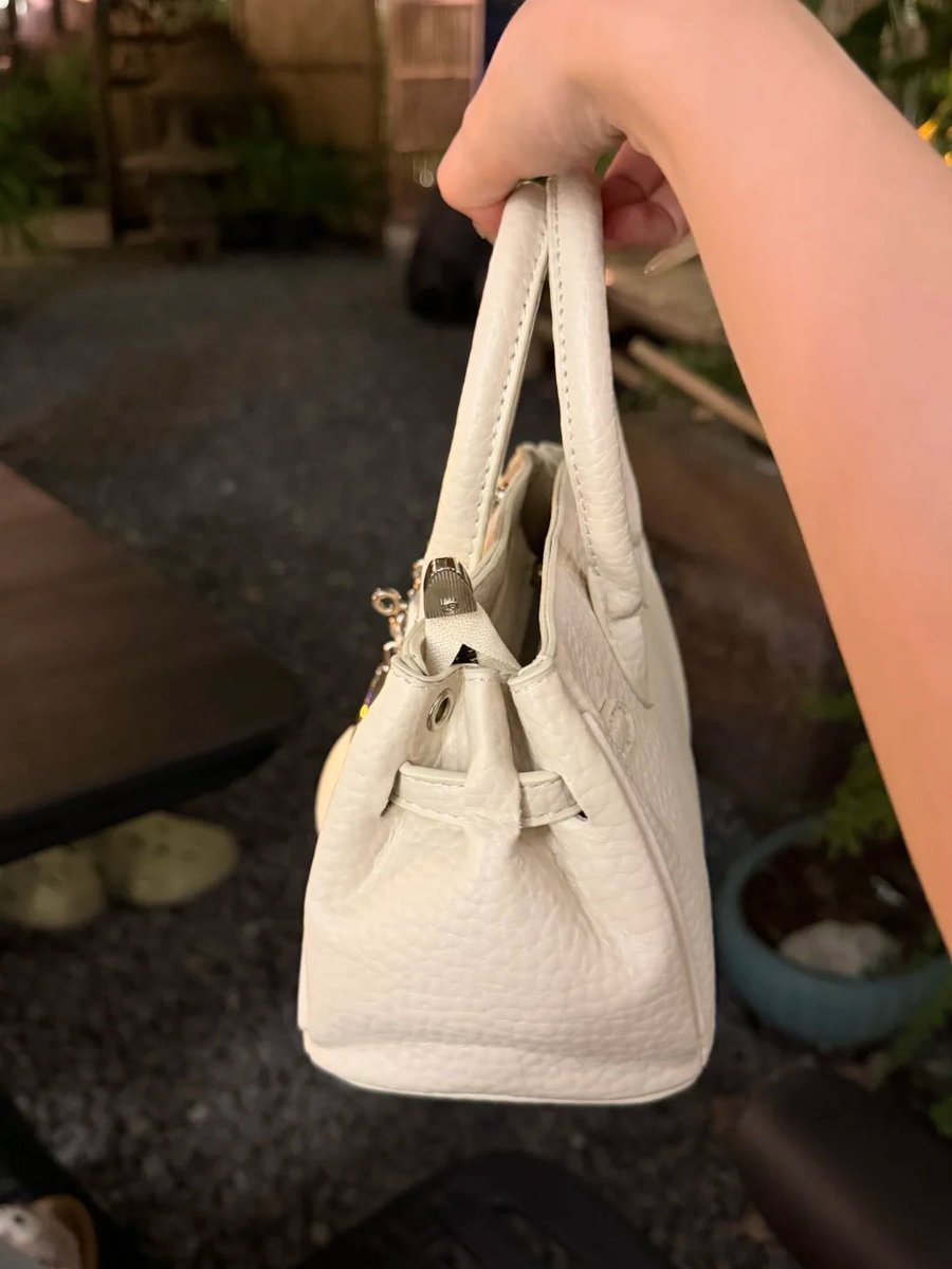 autumn_mnis's tweet photo. 우연히 발견한 달콤하고 크리미한 화이트 컬러의 사랑스러운 미니 백.👜 https://t.co/cAXxieL2Cg