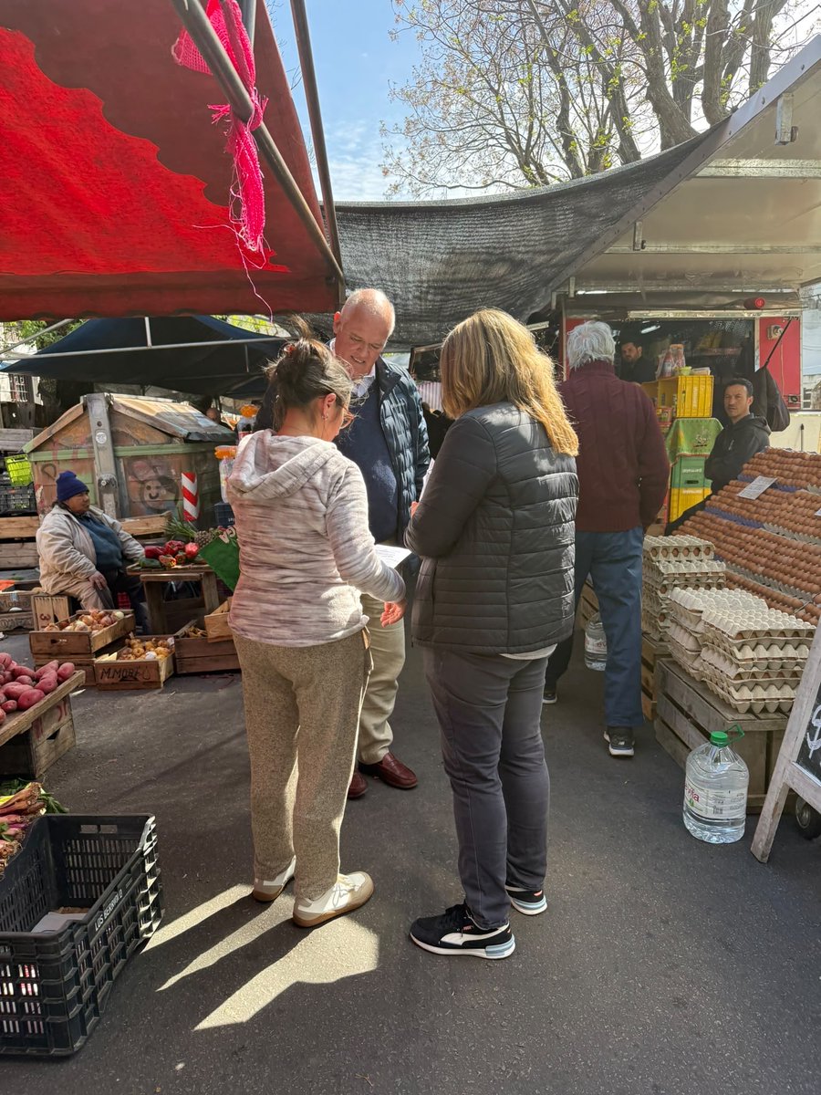 juanjoolaizola's tweet photo. En la Feria de Jacinto Vera con @SilviaSosa404 , Liliana, Viviana y Luis escuchando distintos planteos e inquietudes de los vecinos de la zona🙌🏻 https://t.co/yypGh1gJTe
