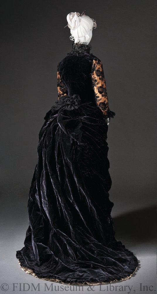 MadameGilflurt's tweet photo. A #frockingFabulous fix of #fashionhistory from the #HouseofWorth. It's a nude illusion c.1876-80. Via the FIDM Museum! https://t.co/vixpnA6gm7
