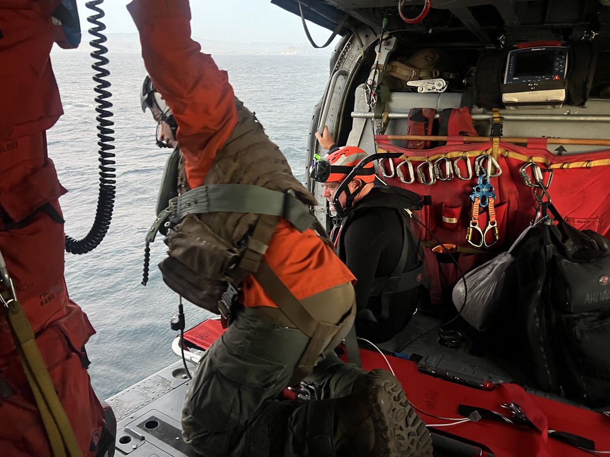 flynavy's tweet photo. U.S. Navy Hospital Corpsman assigned to Station Search and Rescue (SAR) Lemoore, conduct an open-ocean rescue off the coast of San Luis Obispo County, California, Sept. 22, 2026.
#navyreadiness #flynavy @lemoore_nas @USNavy https://t.co/j0834Kpk26