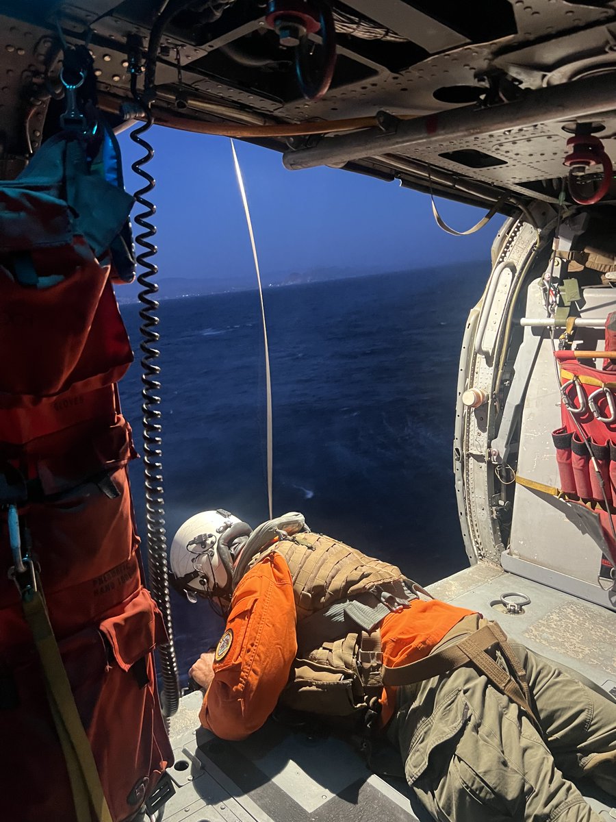 flynavy's tweet photo. U.S. Navy Hospital Corpsman assigned to Station Search and Rescue (SAR) Lemoore, conduct an open-ocean rescue off the coast of San Luis Obispo County, California, Sept. 22, 2026.
#navyreadiness #flynavy @lemoore_nas @USNavy https://t.co/j0834Kpk26