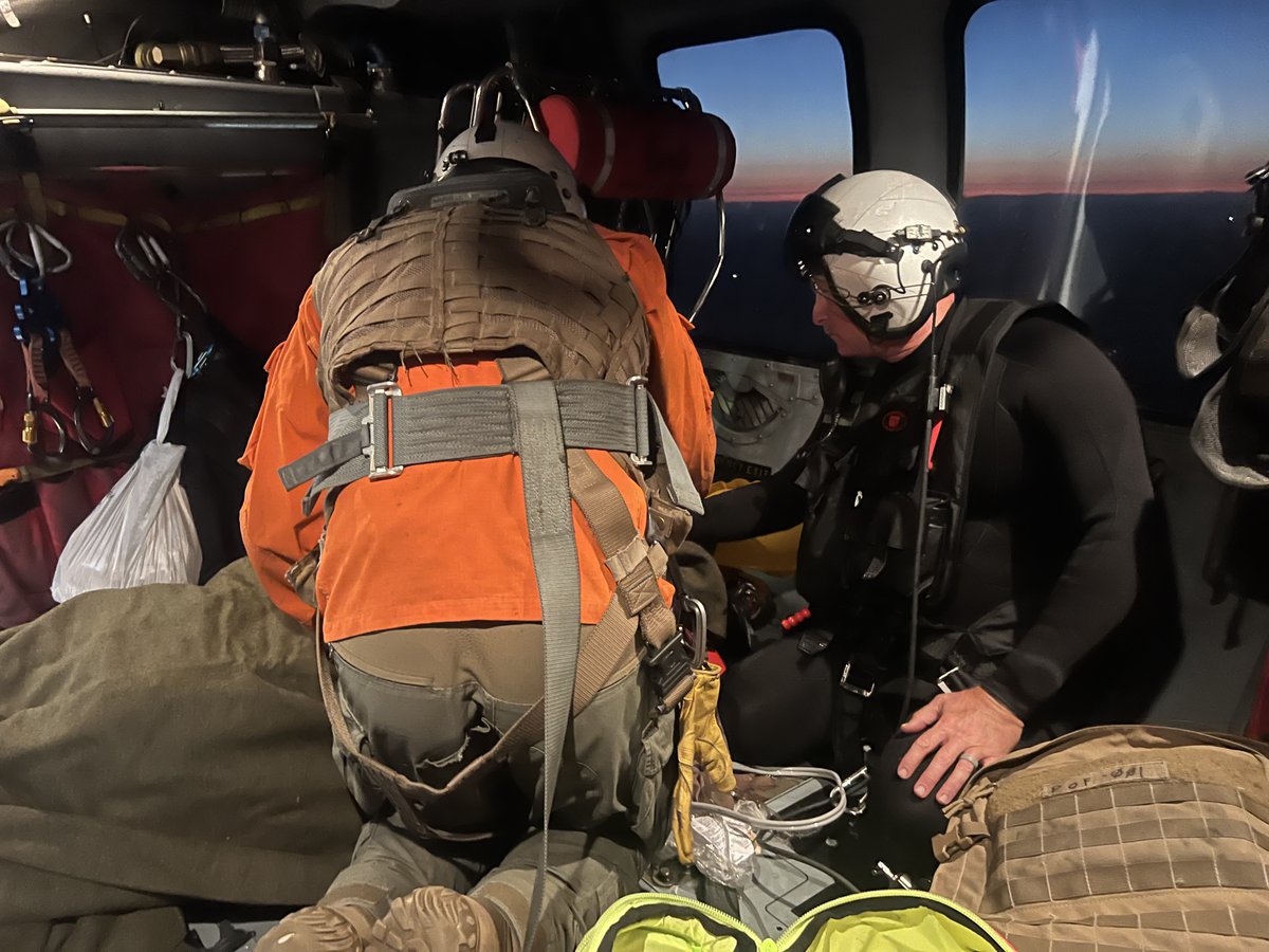 flynavy's tweet photo. U.S. Navy Hospital Corpsman assigned to Station Search and Rescue (SAR) Lemoore, conduct an open-ocean rescue off the coast of San Luis Obispo County, California, Sept. 22, 2026.
#navyreadiness #flynavy @lemoore_nas @USNavy https://t.co/j0834Kpk26