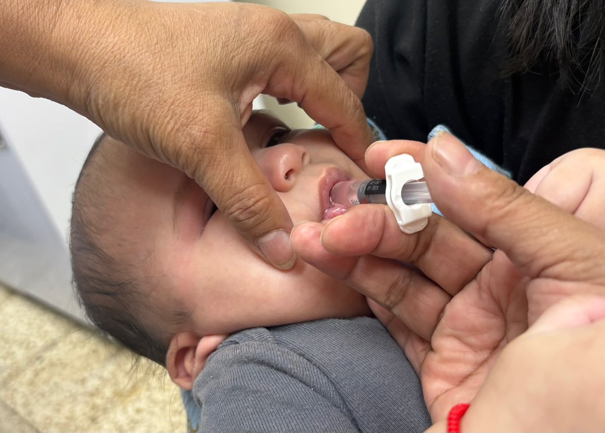Salud_Guayas's tweet photo. ¡Una dosis de amor y protección! 💉
En #MapasingueOeste, el personal de @Salud_Ec aplica vacuna contra el Rotavirus a bebés, protegiéndolos contra enfermedades diarreicas. 

Fortaleciendo la mucosa intestinal y evitando deficiencias nutricionales. https://t.co/EYAX9kMrOf