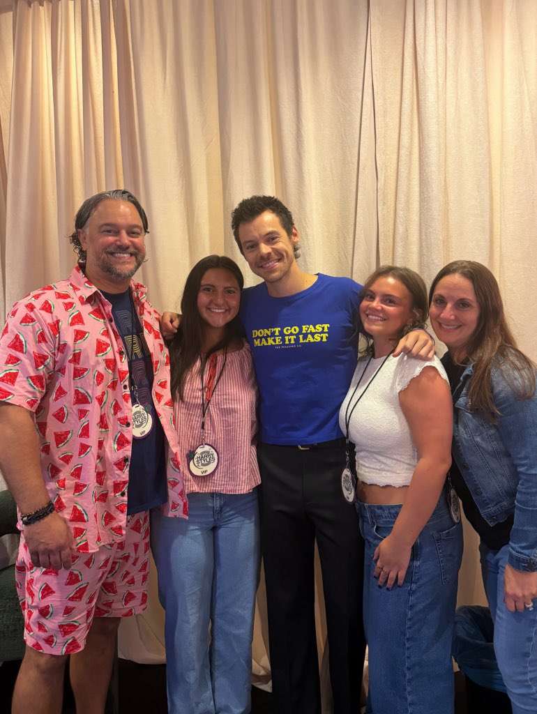 hsdaily's tweet photo. Harry backstage with fans for Together Together Night 13 at Madison Square Garden in New York City - 23 September (via sophdeanseris) https://t.co/uTEd92Uunc