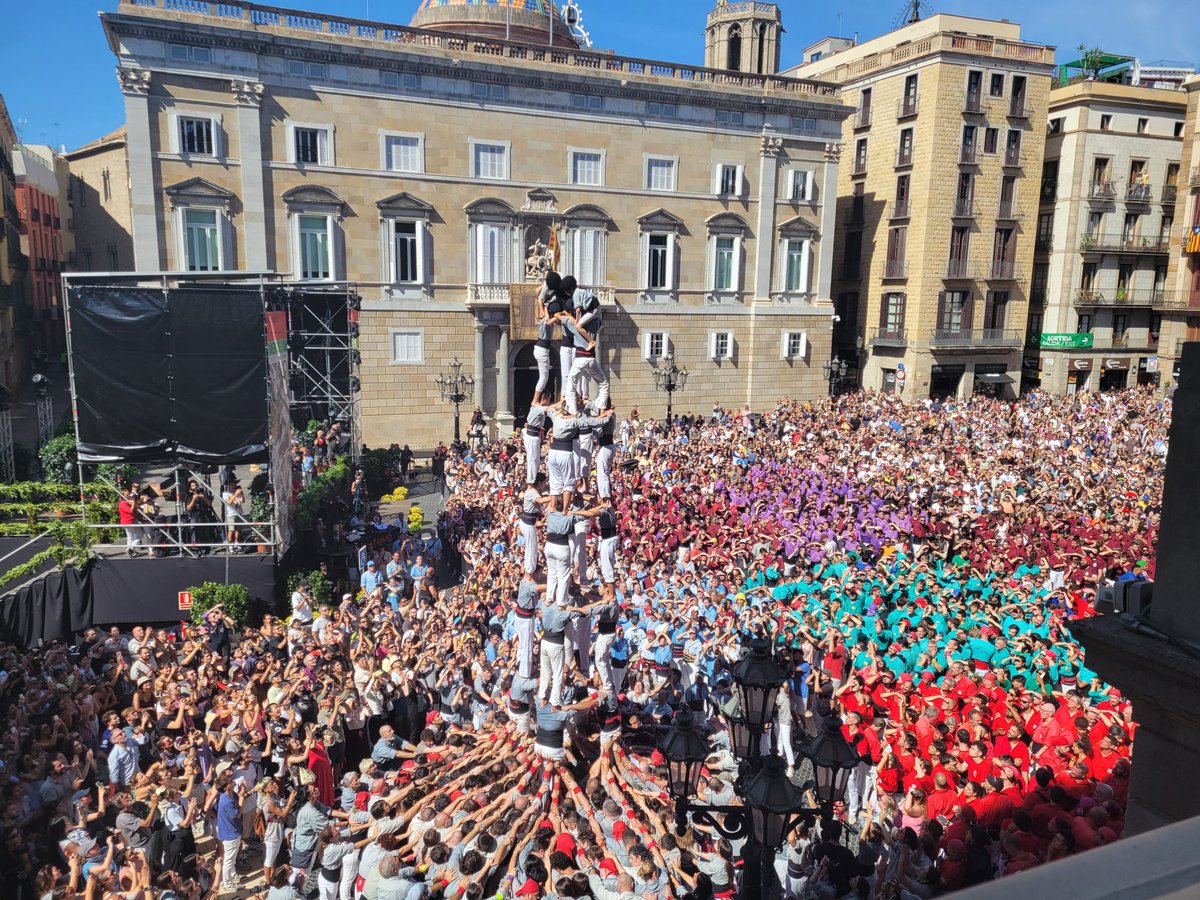 PauGatell's tweet photo. Fantàstica Diada de la Mercè a la plaça Sant Jaume dels Castellers de Sants!

Els @borinots han mostrat una solvent tripleta màgica, descarregant el 4d9f, 3d9f i el 5d8.

Continua el camí cap a la Gamma Extra, amb grans objectius fixats per a les properes setmanes. https://t.co/nIpwzAaP5v
