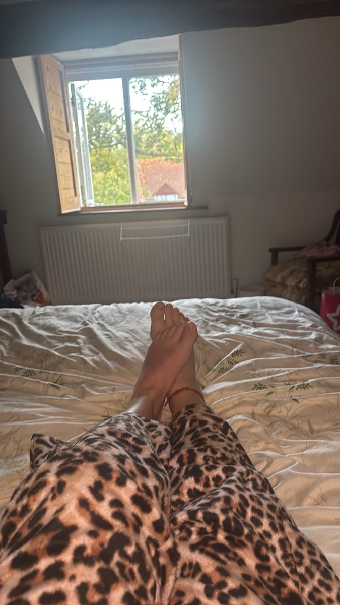 QueenyAmberXo's tweet photo. Long day = feet up.
Something tells me my version of relaxing might be your favourite content 🤍
#Soles #FeetPics #FootModel https://t.co/3GdKcTvqRJ
