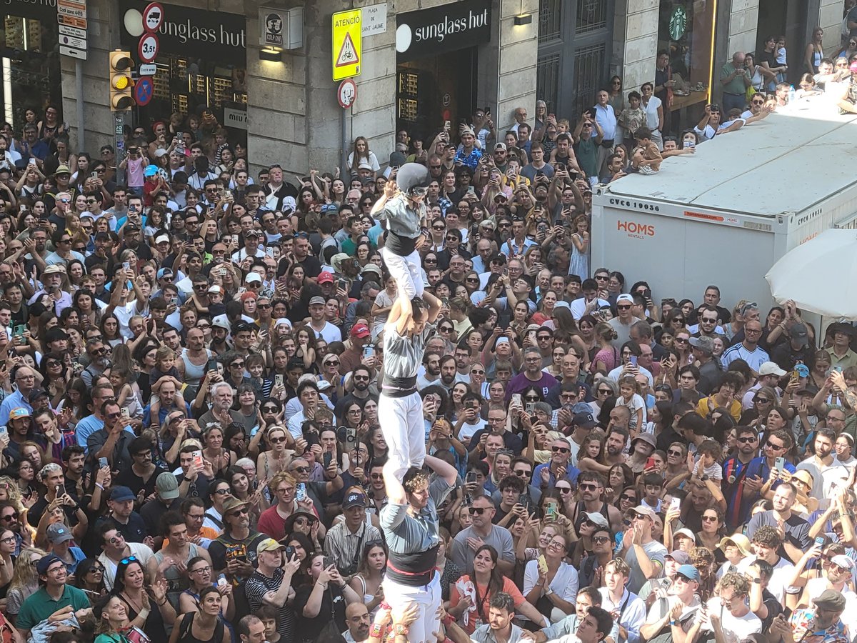 PauGatell's tweet photo. Fantàstica Diada de la Mercè a la plaça Sant Jaume dels Castellers de Sants!

Els @borinots han mostrat una solvent tripleta màgica, descarregant el 4d9f, 3d9f i el 5d8.

Continua el camí cap a la Gamma Extra, amb grans objectius fixats per a les properes setmanes. https://t.co/nIpwzAaP5v