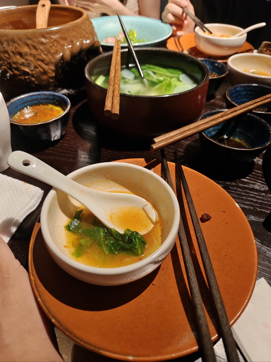 DwayneAvitsz's tweet photo. Warm bowl of miso soup, soft pork belly, and a dim lamp glowing—this midnight bite feels like a gentle hug for a tired soul. （一碗味噌汤、软嫩五花肉，一盏暖灯亮着——这深夜小食，是给疲惫灵魂的温柔拥抱。） https://t.co/YeVoqm2XC7