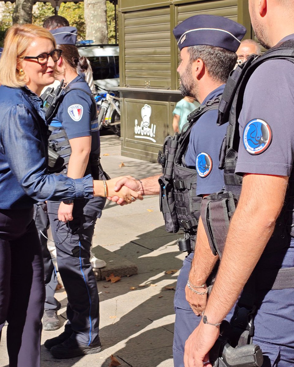 MariePierreV's tweet photo. 🛴 Trottinettes électriques : la sécurité ne doit pas changer de commune en commune.

Depuis plusieurs semaines, je travaille à la généralisation nationale du port du casque pour les utilisateurs d’EDPM, notamment pour les usagers de trottinettes électriques.

Mon objectif est simple : une règle nationale, claire, lisible et applicable partout en France. Un projet de décret sera prochainement présenté au Conseil d’État.

À Saint-Étienne, j’ai participé à une opération de contrôle pour mesurer concrètement l’application de cette nouvelle règle, échanger avec les usagers et entendre leurs retours.

Les chiffres dans la Loire sont sans appel : entre 2023 et 2025, les accidents impliquant des engins de déplacement personnel motorisés ont augmenté de 160 %.
37 personnes ont été impliquées dans un accident corporel, dont 16 grièvement blessées.

La protection ne peut pas dépendre de l’endroit où l’on circule.

À Saint-Étienne, à Paris, à Rennes ou ailleurs, les usagers doivent bénéficier du même niveau de protection et des mêmes règles.

La sécurité routière mérite de la cohérence, de la clarté et de la constance.

👉 Même usage, même risque, même protection : partout en France.