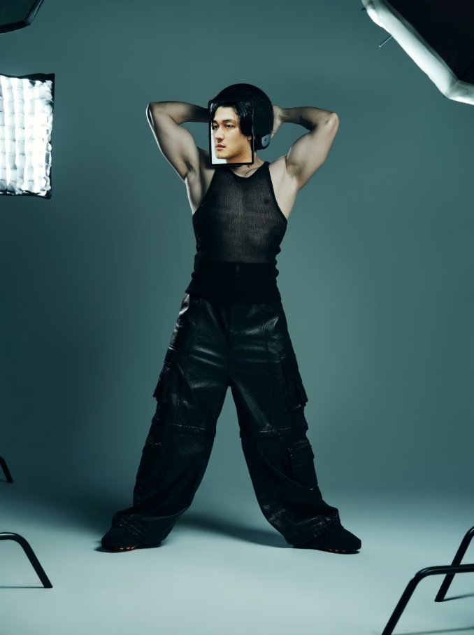jojiargentina's tweet photo. 📝 Entrevista de Joji para Hypebeast Magazine (2026) [COMPLETA]

“El título 'Piss in the Wind' sugiere inutilidad y cosas que salen mal. ¿Hubo algún momento personal que hizo que esa frase fuera el título correcto para el álbum?”
— Creo que es simplemente una frase que uso de vez en cuando, y pensé que sería un título efectivo que parece poco serio al principio pero que guarda un significado real.

“Muchas canciones del álbum se sienten intencionadamente cortas y fragmentarias. ¿Son estas instantáneas de momentos reales? ¿Utilizas la "brevedad" como recurso narrativo?”
— Este álbum fue más bien un mixtape con pasos extras, en todo caso. Me gusta cómo las canciones cortas muestran una gran variedad de sonidos en poco tiempo. Son como las muestras gratis del Costco.

“Los fans suelen asociar tu música con rupturas o relaciones. ¿Existe una experiencia específica que influyó en la mayoría de tus letras en este disco o son una combinación de múltiples experiencias, momentos y sentimientos?”
— En realidad no. Creo que la gente, incluyéndome a mí, siempre está escribiendo historias. Puede haber una inspiración subconsciente extraída de sentimientos que he tenido en el pasado, pero nunca se trata de una experiencia o persona en específico.

“Cuando piensas en este disco en comparación con tus discos anteriores, ¿Dónde crees que ha crecido más tu voz como escritor, productor e intérprete?”
— ¡Diría que en todos! Viene con la edad y la experiencia, y al final del día, estoy feliz de estar en este punto de mi carrera. Comencé como un productor más basado en samples, así que creo que he recorrido un largo camino para hacer una canción como “PIXELATED KISSES” Quiero seguir creciendo en la producción, pero no he tenido el tiempo de sentarme a aprender nuevos DAWs ni nada por el estilo.

“Muchos fans se identifican con la apatía y el 'desgaste emocional' de tus canciones. ¿Cómo es para ti cuidar tu salud mental?”
— Tengo una rutina. Disfruto de mi trabajo. Juego al baloncesto un par de veces a la semana, hago ejercicio. Me siento bien. Simplemente disfruto producir y escribir, y tengo la suerte de estar en esta posición. Estoy muy agradecido. Tengo la sensación de que algunas personas quieren que sea un tipo deprimido en la vida real, pero ese no es mi estilo de vida. Cuando la gente me conoce por primera vez, se sorprenden de lo poco serio que soy.

“Te has hecho conocido por difuminar la línea entre la sinceridad y la ironía. En este álbum, ¿En qué momento crees que eres más sincero? ¿En cuál eres más irónico?”
— Creo que todo es sincero. Solamente el título puede percibirse como gracioso para alguien que no conozca la frase. Creo que eso podría ser lo único cercano a la ironía.

“Si tuvieras que presentarle 'Piss in the Wind' a un nuevo oyente con una sola canción, ¿cuál elegirías y por qué?”
— 'CAN’T SEE SH*T IN THE CLUB'. Simplemente tiene una buena mezcla de lo nuevo y lo viejo. No es la mejor canción del álbum, pero define las expectativas.

“La parte visual y la promoción alrededor de tus proyectos siempre son muy particulares. ¿Qué parte de la historia intentas contar con las imágenes y los videos de este álbum?”
— ¡Idolatrar no es bueno! ¡Enfóquense en la música! De ahí viene lo del doppelgänger

“Hay un contraste claro entre los bajos saturados de temas como “PIXELATED KISSES” y las texturas realmente delicadas de canciones como “If It Only Gets Better”. ¿Ese rango dinámico genera desafíos a la hora de mezclar el disco?”
— ¡No tantos desafíos como pensarías! Por muy diferentes que suenen, siguen estando bajo el mismo paraguas, unidos por el mismo vocalista. ¡Hacemos que funcione!

“Trabajaste con gente como Kenny Beats, Dylan Brady, Bnyx y Sevn Thomas en este disco. ¿Qué buscas en un colaborador en general? ¿Y buscabas algo nuevo o diferente al abordar este proyecto?”
— Para mí es difícil trabajar con alguien que no sea gracioso o, al menos, divertido. Quiero estar soltando chistes. En esta industria tenemos la suerte de elegir con quién trabajamos, así que no me imagino trabajando con alguien que tenga 0 humor. Imagínate simplemente andar dando vueltas sin nada divertido que decir. Realmente molesto.

“En este disco se te reconoce ampliamente tanto por la producción como por la ingeniería de sonido. ¿Puedes guiarnos a través de una sesión típica de Joji para este álbum, desde una idea borrador en tu DAW hasta una versión lista para enviar a mezclar?”
— Depende totalmente de la canción. Por ejemplo, hice la base de “PIXELATED KISSES” en unos 30 minutos y fui al estudio al día siguiente a grabarla. Fue rápido y se sintió natural. Curiosamente, “PIXELATED KISSES” fue la última canción que hice de todo el álbum y probablemente la que menos tiempo me llevó. Algunas canciones pueden tardar dos días y otras pueden llevar seis meses con constantes revisiones y retoques.

“Para las colaboraciones con Giveon, Yeat, 4Batz y Don Toliver, ¿Construiste los ritmos en función de sus estilos vocales o ellos se adentraron en mundos sonoros que tú ya habías creado?”
— Creo que todos encontramos un buen punto medio y dejamos que las colaboraciones fueran ellas mismas. Llegamos a una producción en la que estuvimos de acuerdo mutuamente e hicimos lo que funcionó. Me encanta combinar nuestros sonidos en lugar de meternos en el mundo del otro.

“Desde usar un doble de cuerpo hasta organizar una fiesta de escucha con un combate de robots en directo, utilizaste muchas tácticas novedosas para promocionar este disco. ¿Crees que hoy en día es más difícil destacar culturalmente entre tanto ruido que en los lanzamientos de álbumes anteriores?”
— Los momentos virales ya no se traducen necesariamente en reproducciones como solía ocurrir. Es más importante crear un universo y una campaña pensados para tus oyentes, pero que sigan siendo lo suficientemente atractivos como para atraer a gente nueva.

“Por último, siendo esto Hypebeast, ¿nos puedes contar un poco sobre tu relación personal con el estilo? ¿Qué tipo de ropa va contigo en este momento?”
— Siempre voy a usar una camiseta sin mangas sencilla, pero estoy empezando a experimentar un poco más con la mitad inferior.