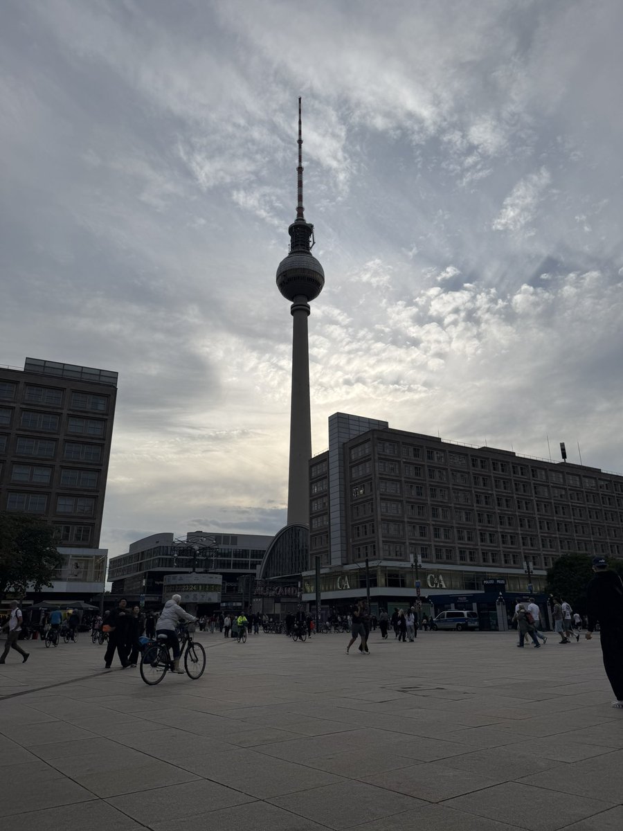 berlingirll's tweet photo. #AlexanderPlatz 🖤 https://t.co/M4ROvkQYLV
