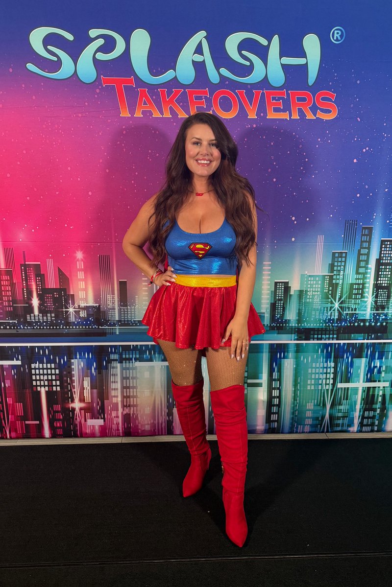 NorthMnSouthF's tweet photo. Here to rescue you from boring small talk. 🍍 What’s your first question for me?

#TheSwingNation #Supergirl #ThemeNight #Splashtakeovers https://t.co/OohB9K4Pu6