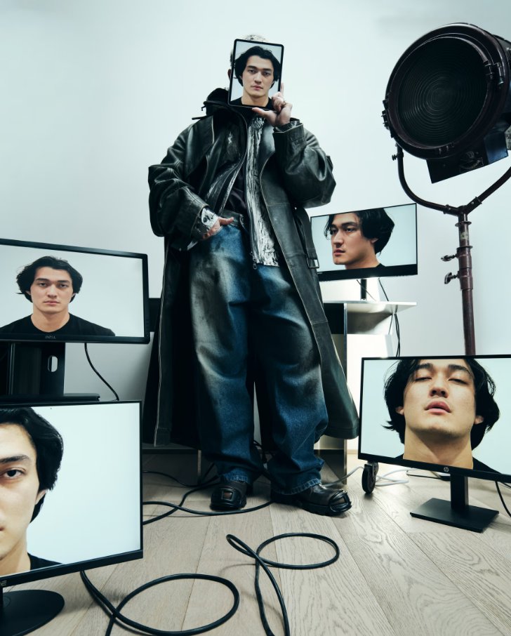 jojiargentina's tweet photo. 📝 Entrevista de Joji para Hypebeast Magazine (2026) [COMPLETA]

“El título 'Piss in the Wind' sugiere inutilidad y cosas que salen mal. ¿Hubo algún momento personal que hizo que esa frase fuera el título correcto para el álbum?”
— Creo que es simplemente una frase que uso de vez en cuando, y pensé que sería un título efectivo que parece poco serio al principio pero que guarda un significado real.

“Muchas canciones del álbum se sienten intencionadamente cortas y fragmentarias. ¿Son estas instantáneas de momentos reales? ¿Utilizas la "brevedad" como recurso narrativo?”
— Este álbum fue más bien un mixtape con pasos extras, en todo caso. Me gusta cómo las canciones cortas muestran una gran variedad de sonidos en poco tiempo. Son como las muestras gratis del Costco.

“Los fans suelen asociar tu música con rupturas o relaciones. ¿Existe una experiencia específica que influyó en la mayoría de tus letras en este disco o son una combinación de múltiples experiencias, momentos y sentimientos?”
— En realidad no. Creo que la gente, incluyéndome a mí, siempre está escribiendo historias. Puede haber una inspiración subconsciente extraída de sentimientos que he tenido en el pasado, pero nunca se trata de una experiencia o persona en específico.

“Cuando piensas en este disco en comparación con tus discos anteriores, ¿Dónde crees que ha crecido más tu voz como escritor, productor e intérprete?”
— ¡Diría que en todos! Viene con la edad y la experiencia, y al final del día, estoy feliz de estar en este punto de mi carrera. Comencé como un productor más basado en samples, así que creo que he recorrido un largo camino para hacer una canción como “PIXELATED KISSES” Quiero seguir creciendo en la producción, pero no he tenido el tiempo de sentarme a aprender nuevos DAWs ni nada por el estilo.

“Muchos fans se identifican con la apatía y el 'desgaste emocional' de tus canciones. ¿Cómo es para ti cuidar tu salud mental?”
— Tengo una rutina. Disfruto de mi trabajo. Juego al baloncesto un par de veces a la semana, hago ejercicio. Me siento bien. Simplemente disfruto producir y escribir, y tengo la suerte de estar en esta posición. Estoy muy agradecido. Tengo la sensación de que algunas personas quieren que sea un tipo deprimido en la vida real, pero ese no es mi estilo de vida. Cuando la gente me conoce por primera vez, se sorprenden de lo poco serio que soy.

“Te has hecho conocido por difuminar la línea entre la sinceridad y la ironía. En este álbum, ¿En qué momento crees que eres más sincero? ¿En cuál eres más irónico?”
— Creo que todo es sincero. Solamente el título puede percibirse como gracioso para alguien que no conozca la frase. Creo que eso podría ser lo único cercano a la ironía.

“Si tuvieras que presentarle 'Piss in the Wind' a un nuevo oyente con una sola canción, ¿cuál elegirías y por qué?”
— 'CAN’T SEE SH*T IN THE CLUB'. Simplemente tiene una buena mezcla de lo nuevo y lo viejo. No es la mejor canción del álbum, pero define las expectativas.

“La parte visual y la promoción alrededor de tus proyectos siempre son muy particulares. ¿Qué parte de la historia intentas contar con las imágenes y los videos de este álbum?”
— ¡Idolatrar no es bueno! ¡Enfóquense en la música! De ahí viene lo del doppelgänger

“Hay un contraste claro entre los bajos saturados de temas como “PIXELATED KISSES” y las texturas realmente delicadas de canciones como “If It Only Gets Better”. ¿Ese rango dinámico genera desafíos a la hora de mezclar el disco?”
— ¡No tantos desafíos como pensarías! Por muy diferentes que suenen, siguen estando bajo el mismo paraguas, unidos por el mismo vocalista. ¡Hacemos que funcione!

“Trabajaste con gente como Kenny Beats, Dylan Brady, Bnyx y Sevn Thomas en este disco. ¿Qué buscas en un colaborador en general? ¿Y buscabas algo nuevo o diferente al abordar este proyecto?”
— Para mí es difícil trabajar con alguien que no sea gracioso o, al menos, divertido. Quiero estar soltando chistes. En esta industria tenemos la suerte de elegir con quién trabajamos, así que no me imagino trabajando con alguien que tenga 0 humor. Imagínate simplemente andar dando vueltas sin nada divertido que decir. Realmente molesto.

“En este disco se te reconoce ampliamente tanto por la producción como por la ingeniería de sonido. ¿Puedes guiarnos a través de una sesión típica de Joji para este álbum, desde una idea borrador en tu DAW hasta una versión lista para enviar a mezclar?”
— Depende totalmente de la canción. Por ejemplo, hice la base de “PIXELATED KISSES” en unos 30 minutos y fui al estudio al día siguiente a grabarla. Fue rápido y se sintió natural. Curiosamente, “PIXELATED KISSES” fue la última canción que hice de todo el álbum y probablemente la que menos tiempo me llevó. Algunas canciones pueden tardar dos días y otras pueden llevar seis meses con constantes revisiones y retoques.

“Para las colaboraciones con Giveon, Yeat, 4Batz y Don Toliver, ¿Construiste los ritmos en función de sus estilos vocales o ellos se adentraron en mundos sonoros que tú ya habías creado?”
— Creo que todos encontramos un buen punto medio y dejamos que las colaboraciones fueran ellas mismas. Llegamos a una producción en la que estuvimos de acuerdo mutuamente e hicimos lo que funcionó. Me encanta combinar nuestros sonidos en lugar de meternos en el mundo del otro.

“Desde usar un doble de cuerpo hasta organizar una fiesta de escucha con un combate de robots en directo, utilizaste muchas tácticas novedosas para promocionar este disco. ¿Crees que hoy en día es más difícil destacar culturalmente entre tanto ruido que en los lanzamientos de álbumes anteriores?”
— Los momentos virales ya no se traducen necesariamente en reproducciones como solía ocurrir. Es más importante crear un universo y una campaña pensados para tus oyentes, pero que sigan siendo lo suficientemente atractivos como para atraer a gente nueva.

“Por último, siendo esto Hypebeast, ¿nos puedes contar un poco sobre tu relación personal con el estilo? ¿Qué tipo de ropa va contigo en este momento?”
— Siempre voy a usar una camiseta sin mangas sencilla, pero estoy empezando a experimentar un poco más con la mitad inferior.