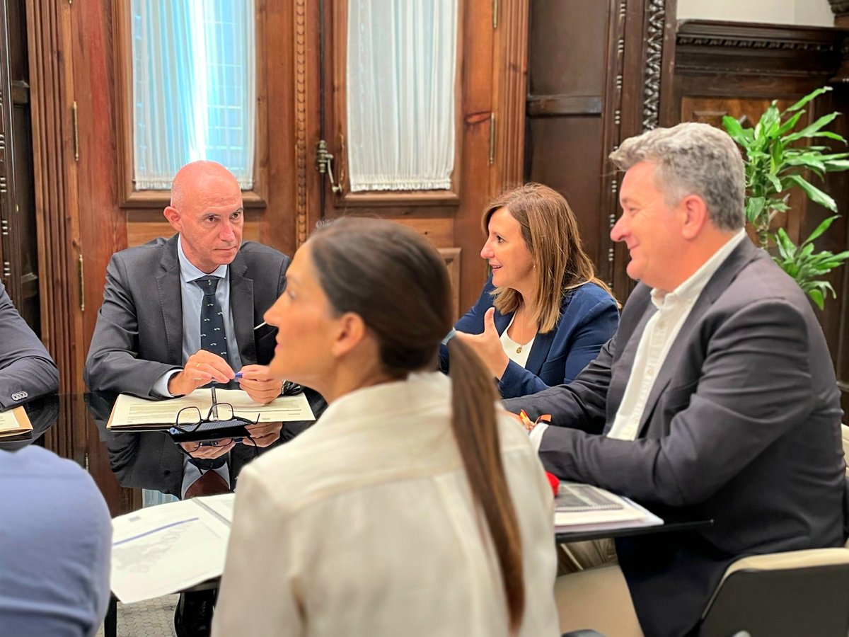 JosGOSALBEZ1's tweet photo. 🟢 | Reunidos con el conseller @vmartinezmus para abordar la recuperación de la #Devesa tras el incendio de El Saler.

PREVENIR. ACTUAR. RECUPERAR.

Gestión del monte los 365 días para reducir riesgos y proteger la Devesa. 🇪🇸 https://t.co/LqGmV7GLlE
