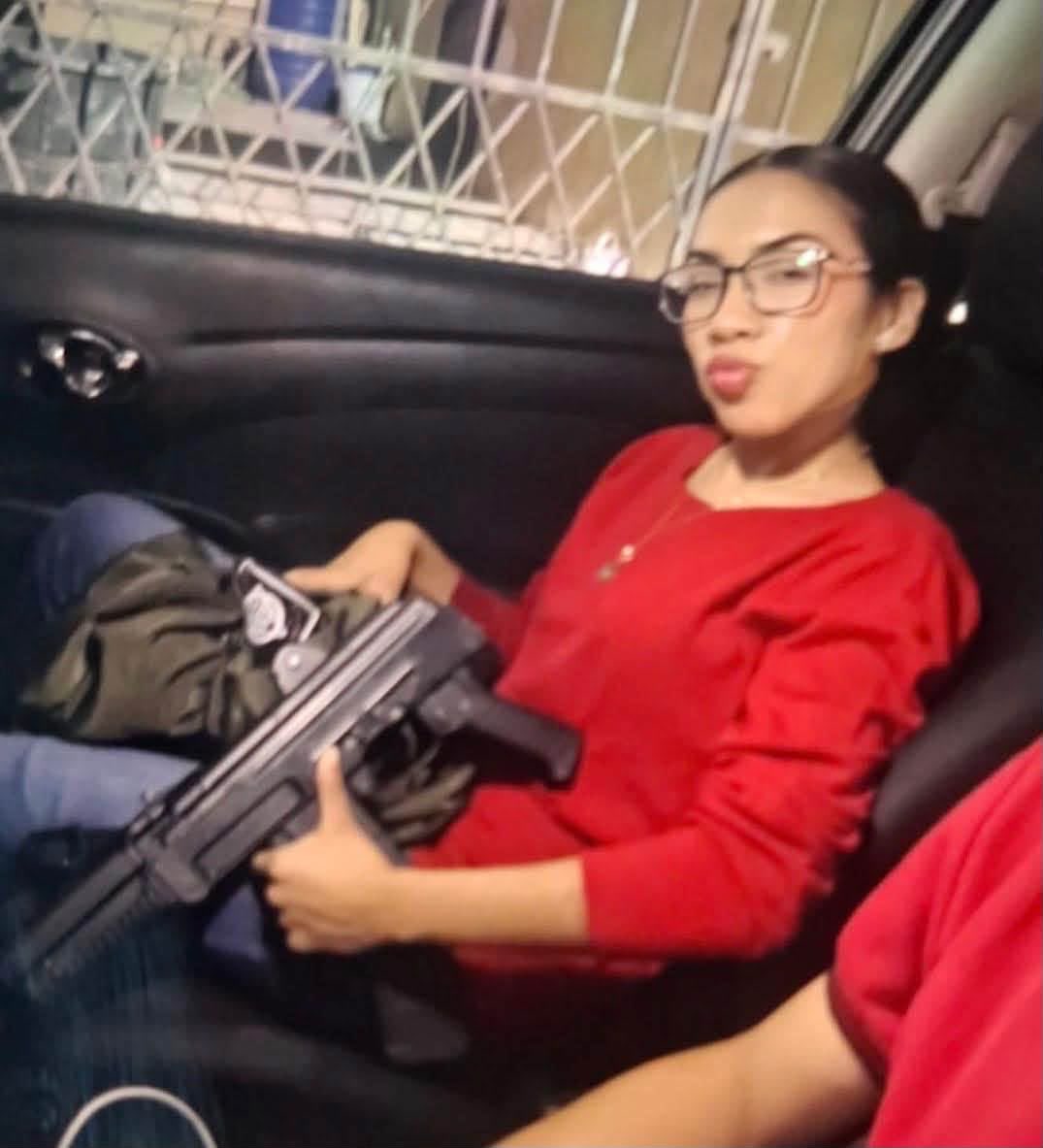 siete_letras's tweet photo. Presumen armas y CAEN:

Es una sicaria y un escolta de los “Toros”, del cártel del Golfo.

Gabriel Jhoseline y Bryan Ismael fueron detenidos en Reynosa por agentes de Investigación de @FGJ_Tam.

¿Los reconoce? https://t.co/BqlIcPbNUq