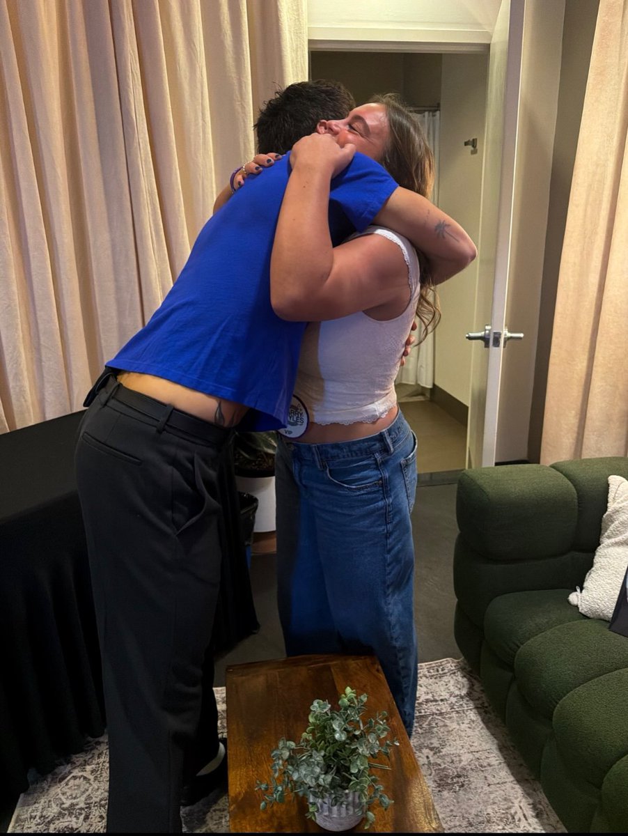 OT5Dailys's tweet photo. Harry Styles with a fan that got the chance tomeet him through Make A Wish backstage at Madison Square Garden last night! 

He signed a Fine Line vinyl for them:

"2026 Sophia, I’m so happy to meet you, and congratulations on everything. I’m so touched that I could be a small part of your journey. <3 Love from Harry." 

via sophdeanseris