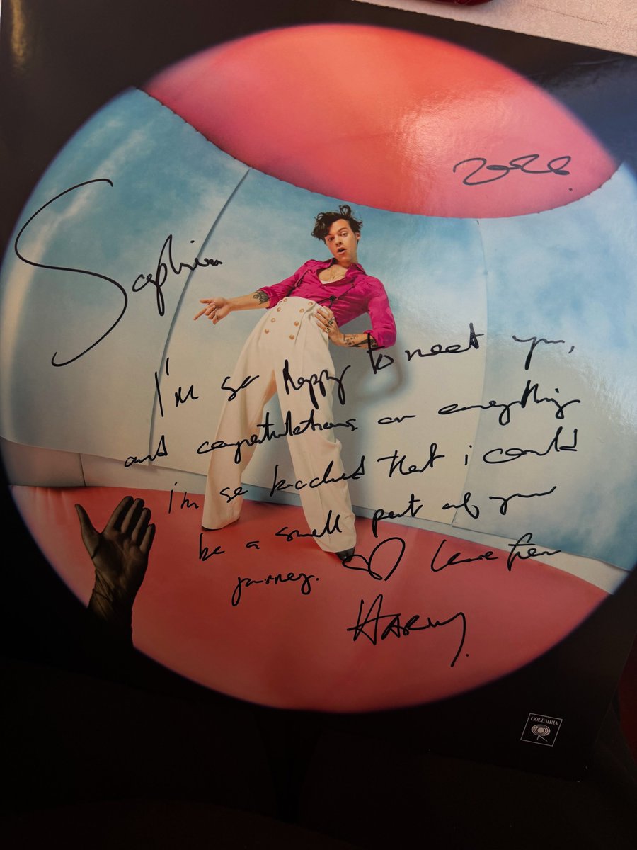 OT5Dailys's tweet photo. Harry Styles with a fan that got the chance tomeet him through Make A Wish backstage at Madison Square Garden last night! 

He signed a Fine Line vinyl for them:

"2026 Sophia, I’m so happy to meet you, and congratulations on everything. I’m so touched that I could be a small part of your journey. <3 Love from Harry." 

via sophdeanseris